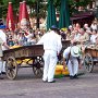 Der Käse wird zum Transportkarren gebracht